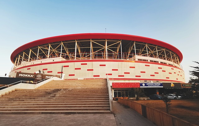 尴尬了…梅州门将郭全博发球拖延过久违例，被判间接任意球.